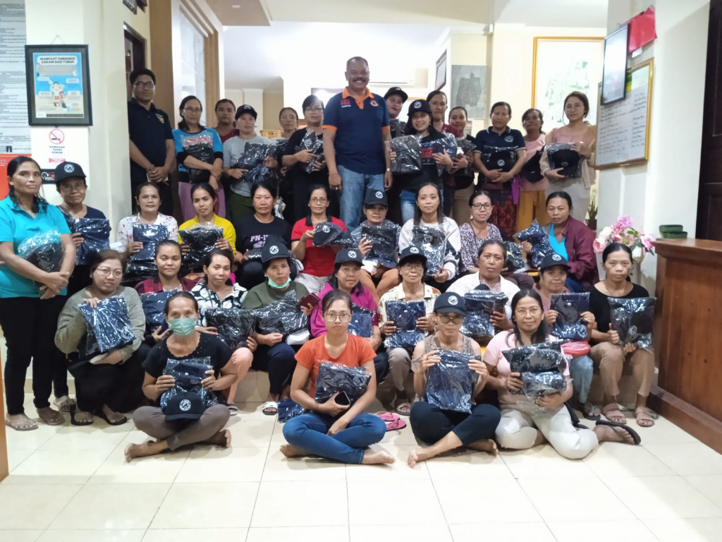 Kegiatan Penyerahan Seragam Untuk Kader Bank Sampah Desa Sembung